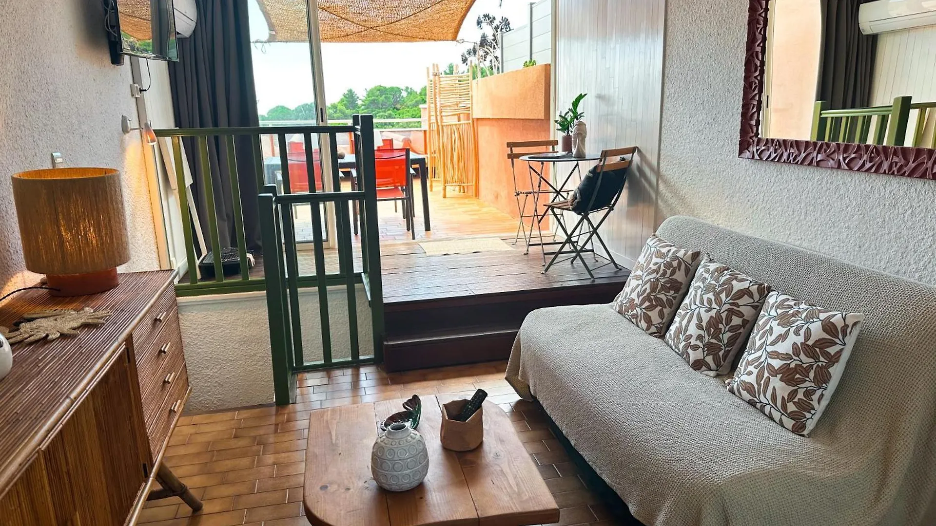 Apartment Le 70, Seventy'S, A 3 Minutes De La Plage, Vue Mer, Climatise Cavalaire-sur-Mer France