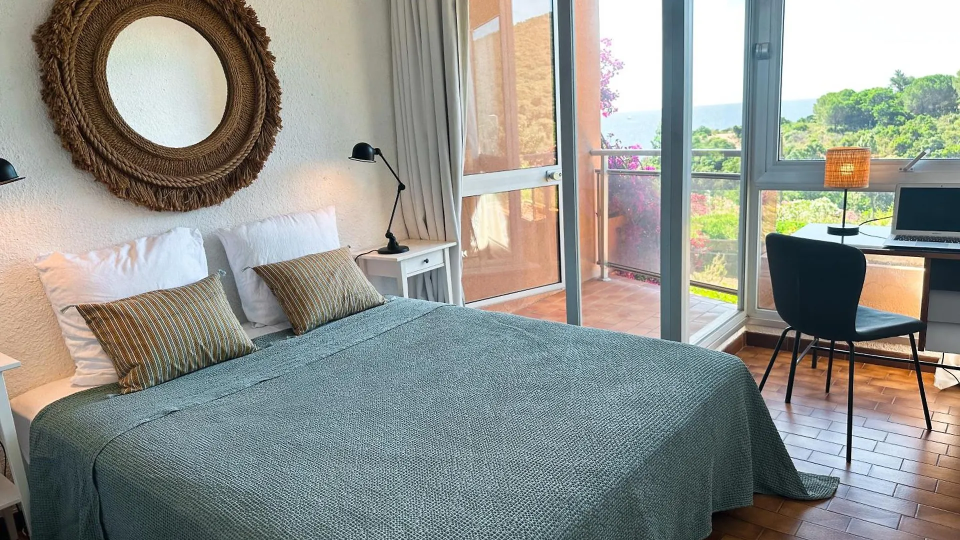 Le 70, Seventy'S, A 3 Minutes De La Plage, Vue Mer, Climatise Cavalaire-sur-Mer France